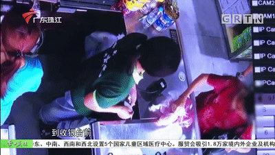 没钱买|阿婆三次偷排骨被挂牌示众，引发争议。不是没钱买，而是贪小便宜