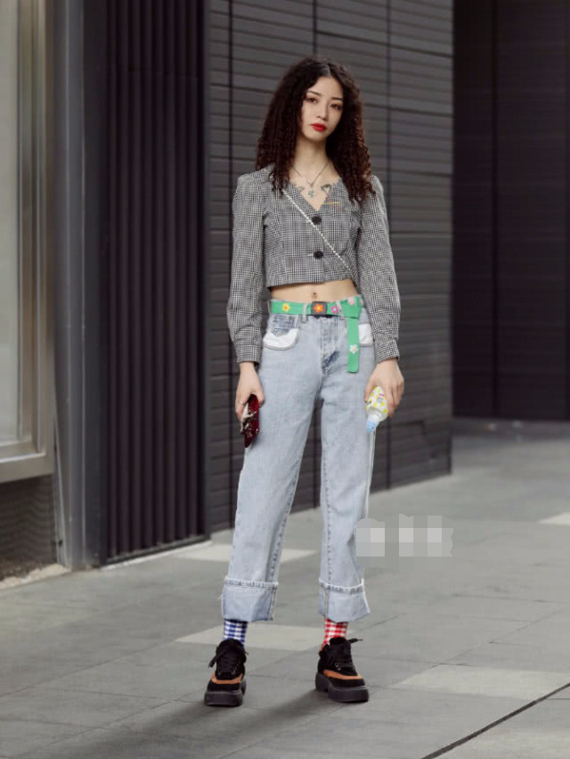 太潮|快把黑长直换了,火爆街头的“窝窝头”发型太潮了,显嫩20岁!