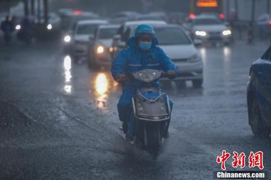 强降雨|台风“森拉克”擦过海南三亚 琼岛出现强降雨天气