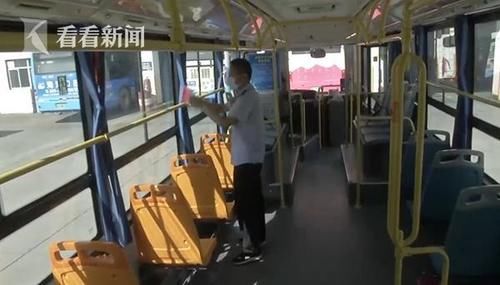 公交司机王|男子公交车上偷钱跳窗逃跑,司机跳窗追赶将其制服