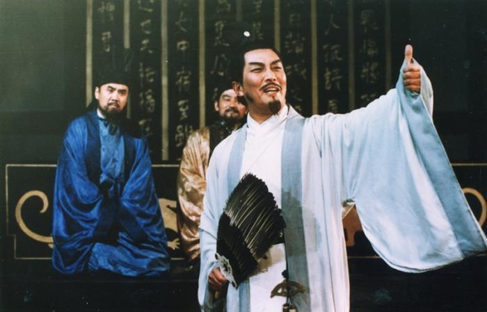 唐国强饰演诸葛亮。图片开首：《电视剧顾忌画册》