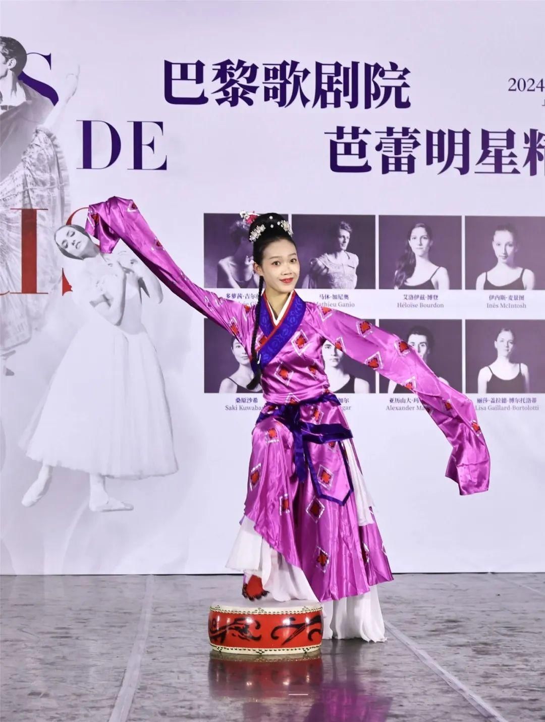 "随着一曲富有节奏的《相和歌》,舞者在盘鼓上跳起汉唐舞.