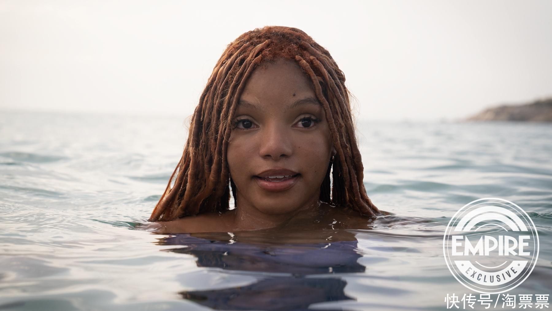 迪士尼真人版《小美人鱼》发布新剧照,爱丽儿出水,她将去探索大海之外