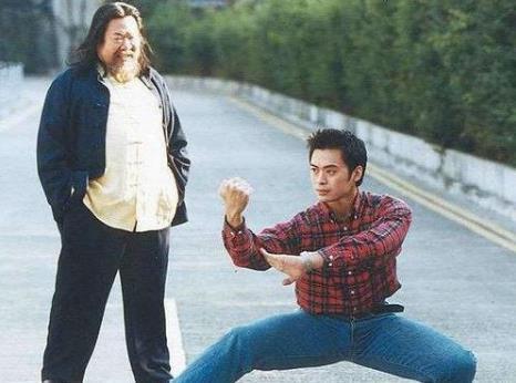 他与李小龙是挚友,因相貌丑陋演一辈子配角,却将儿子培养成巨星