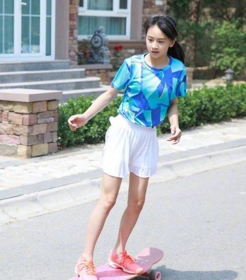 田亮爱女12岁身高超1米7,完美大长腿吸睛,网友酸了:发育也太好了吧