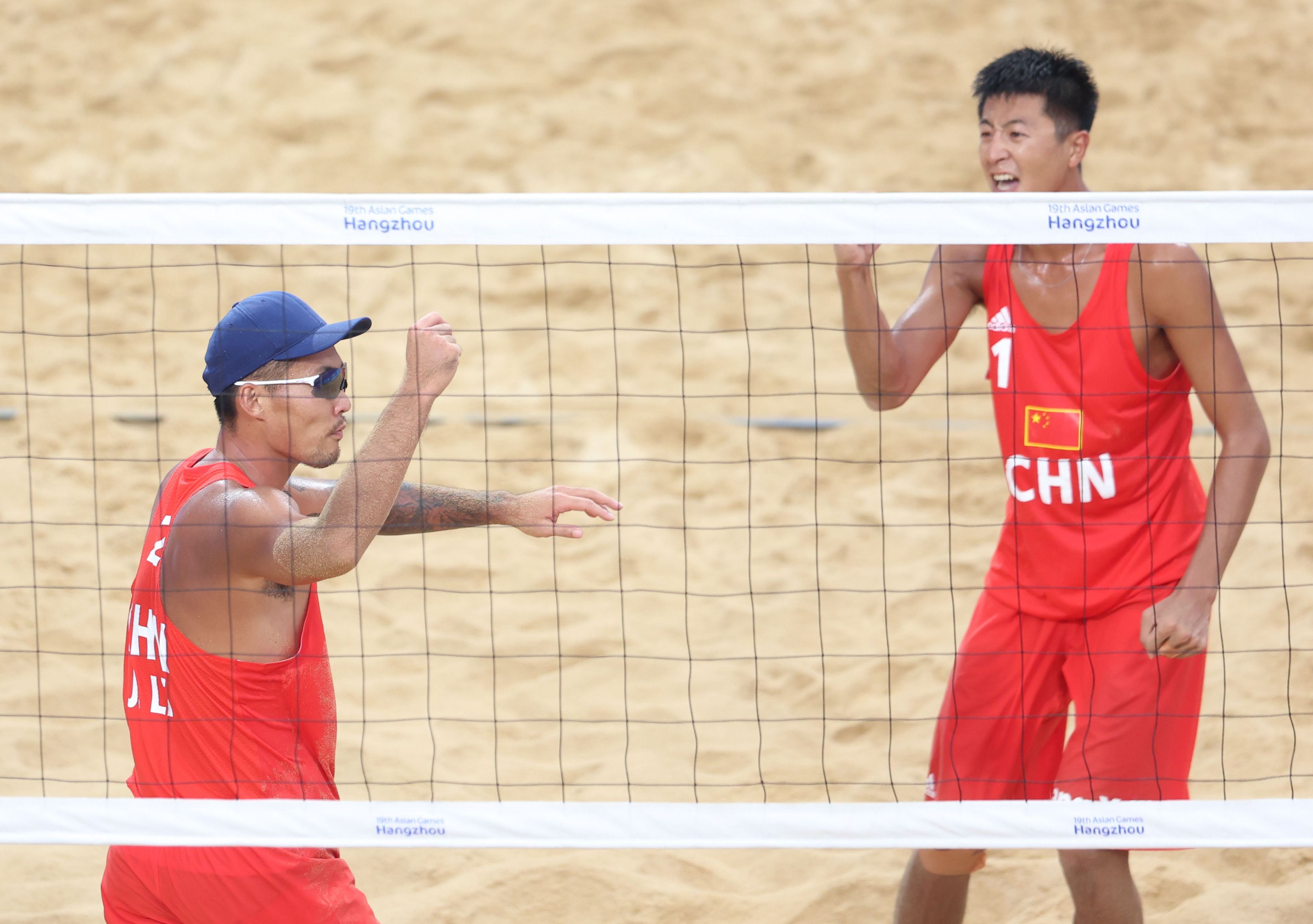 沙滩排球——男子小组赛:中国组合王延伟/李杰胜哈萨克斯坦组合