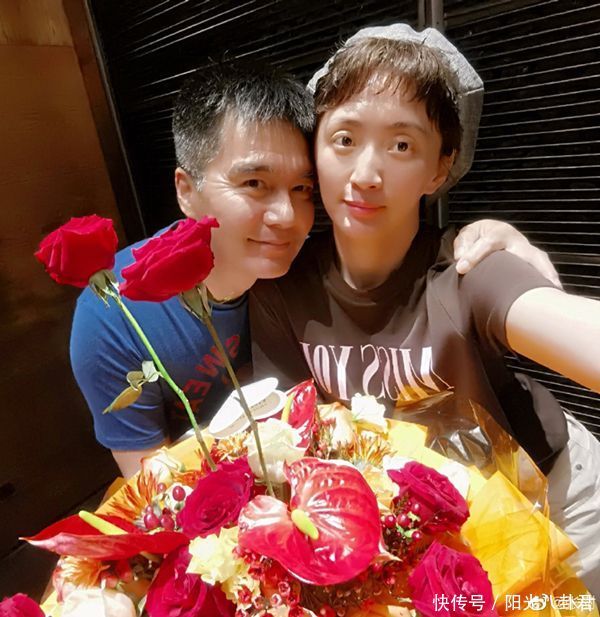 59岁许亚军四婚仍浪漫,520带妻子拍写真大片,小12岁娇妻不见老