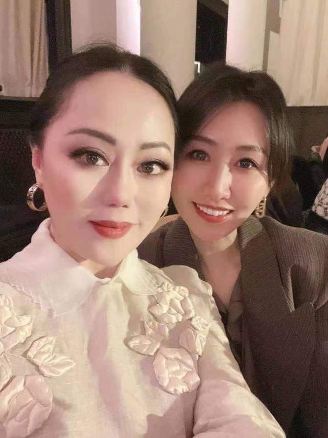 46岁金巧巧素颜现身街边,踩拖鞋吃烤串,豪门阔太被赞接地气